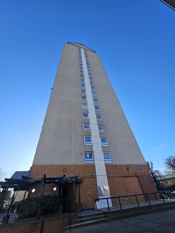 1 bed flat for sale in The Quarterdeck, London E14, £235,000