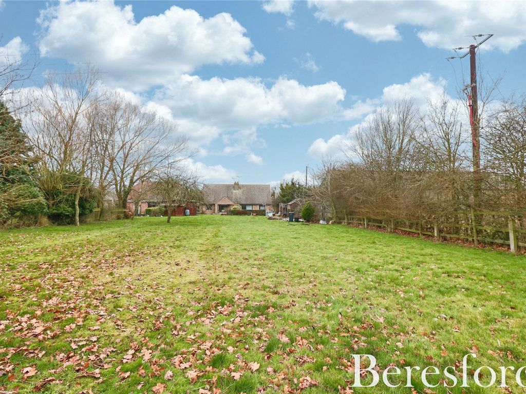 3 bed bungalow for sale in Causeway End Road, Felsted CM6, £500,000