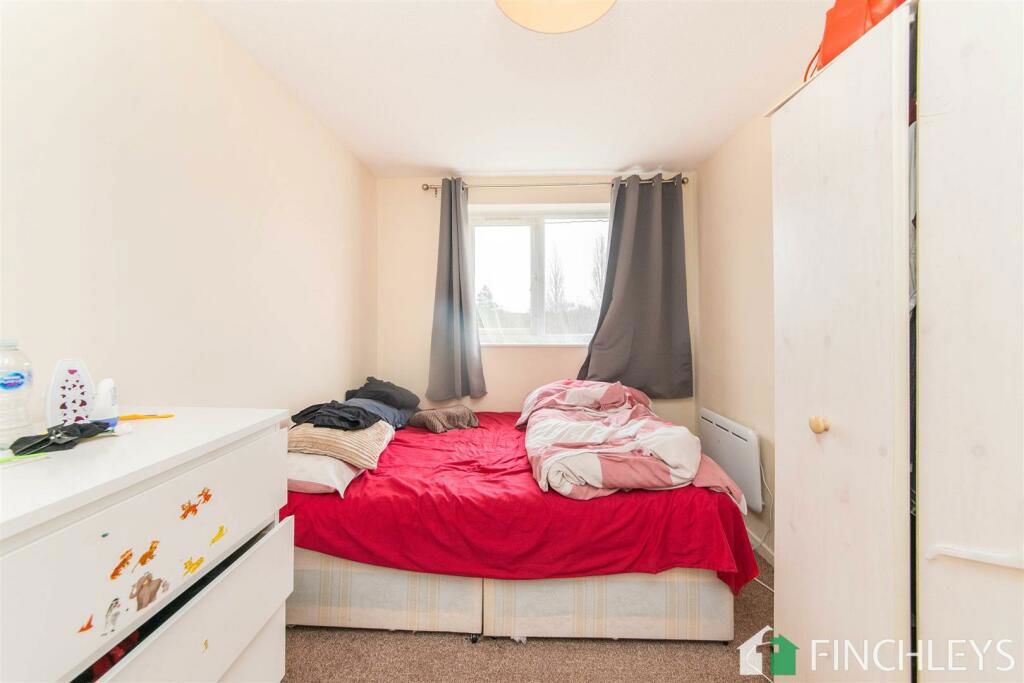 3 bed flat for sale in Alexandra Road, London N10, £290,000