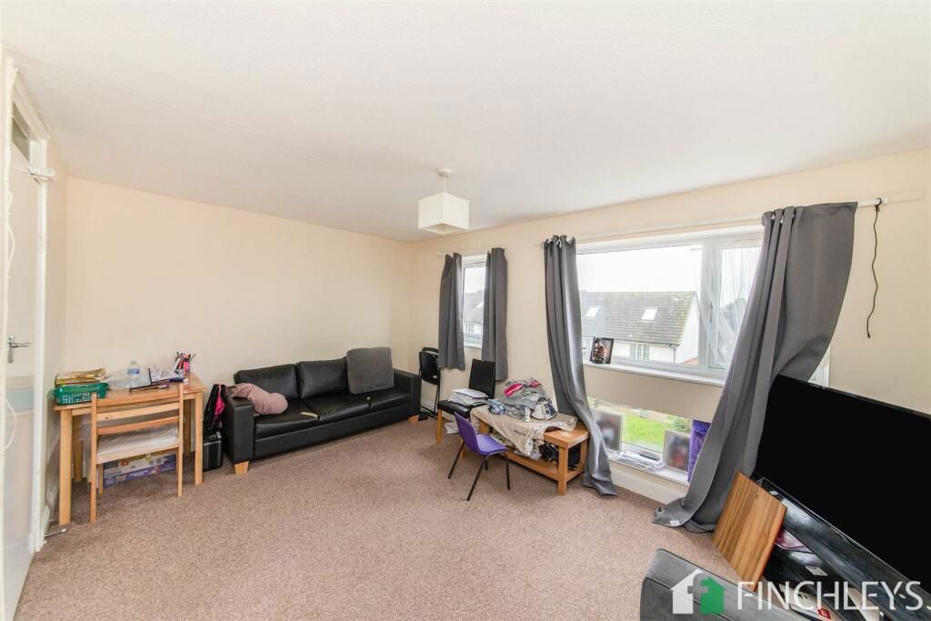 3 bed flat for sale in Alexandra Road, London N10, £290,000