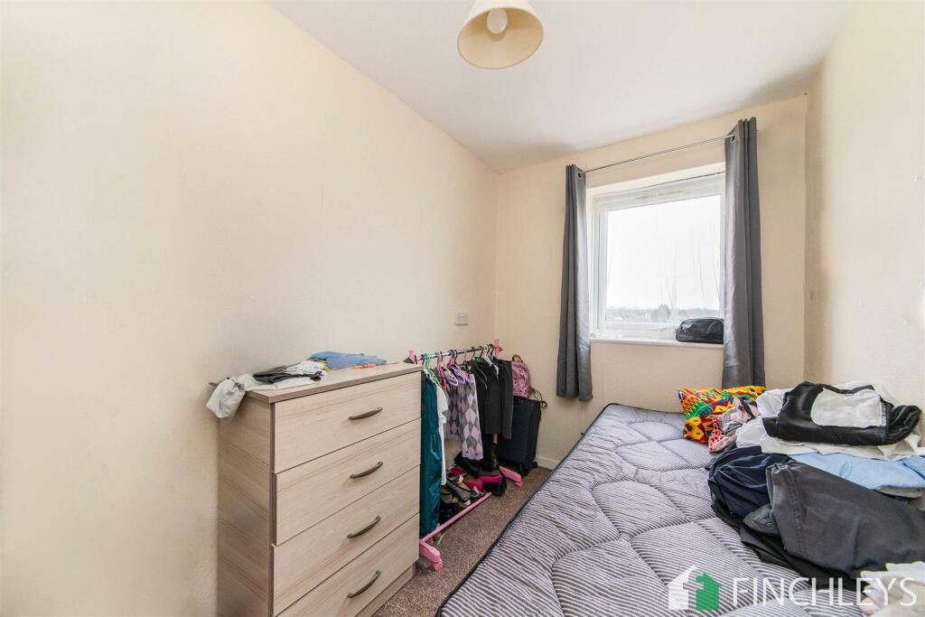 3 bed flat for sale in Alexandra Road, London N10, £290,000