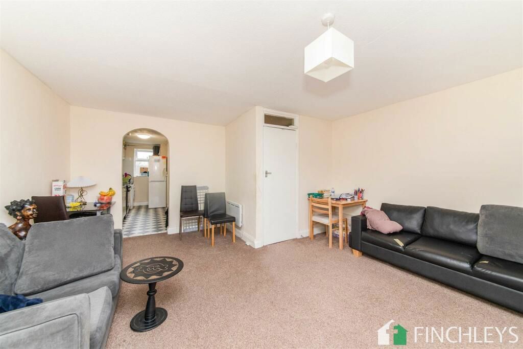 3 bed flat for sale in Alexandra Road, London N10, £290,000