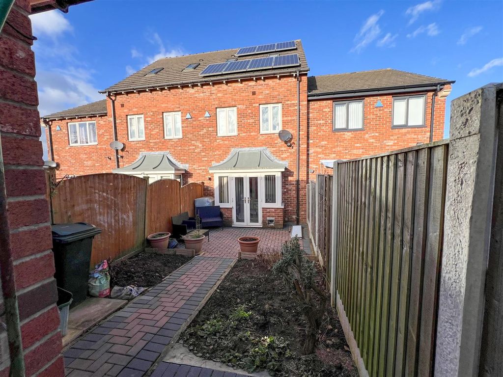 3 bed town house for sale in Fieldview, Edlington, Doncaster DN12, £165,000