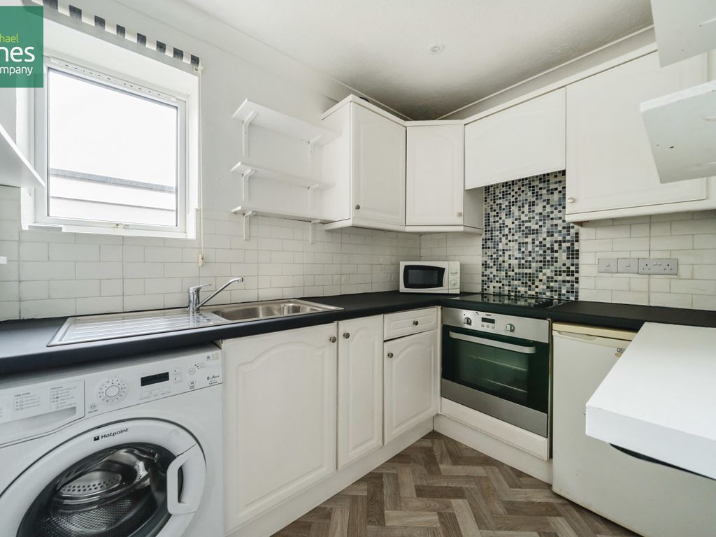 2 bed flat to rent in Sussex Street, Wick, Littlehampton, West Sussex BN17, £1,000 pcm