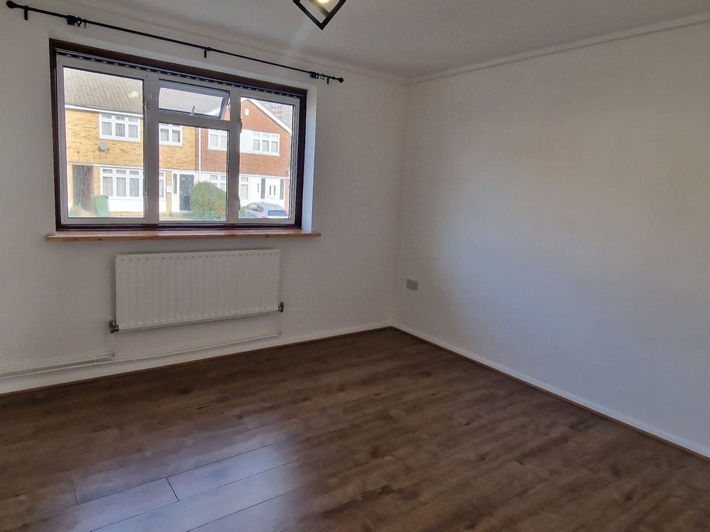 2 bed flat to rent in Highfield Link, Romford, Essex RM5, £1,600 pcm