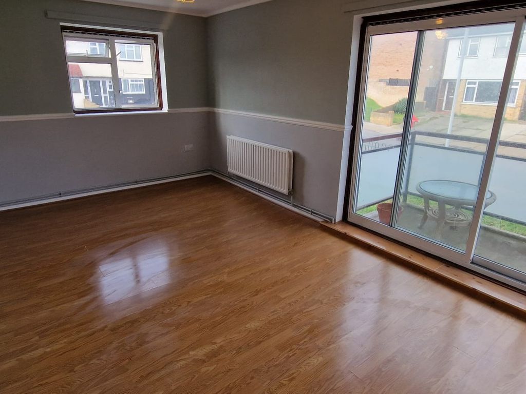 2 bed flat to rent in Highfield Link, Romford, Essex RM5, £1,600 pcm
