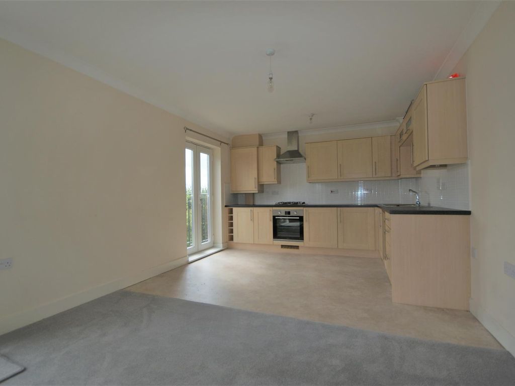 2 bed flat to rent in Drake Close, Cullompton, Devon EX15, £900 pcm
