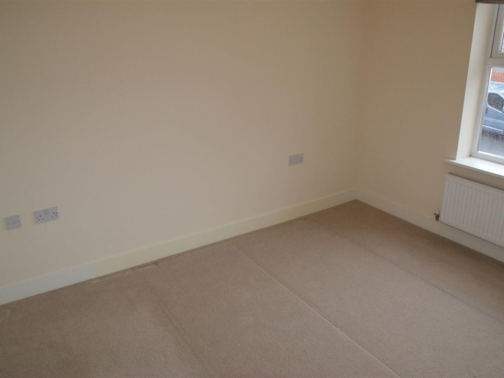 2 bed flat to rent in Drake Close, Cullompton, Devon EX15, £900 pcm