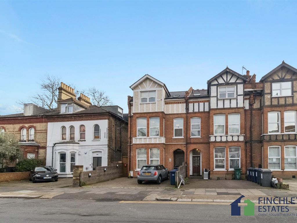 3 bed flat to rent in Ballards Lane, Finchley N3, £2,200 pcm