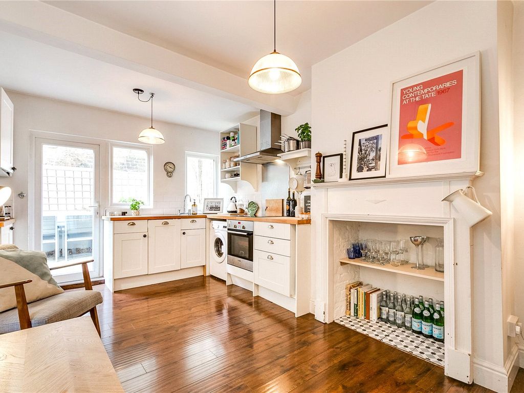 2 bed flat for sale in Brading Road, London SW2, £530,000