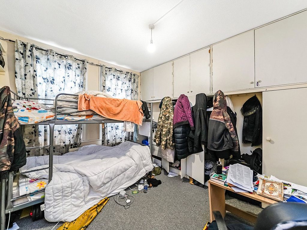 2 bed flat for sale in Lea Bridge Road, Leyton E10, £310,000