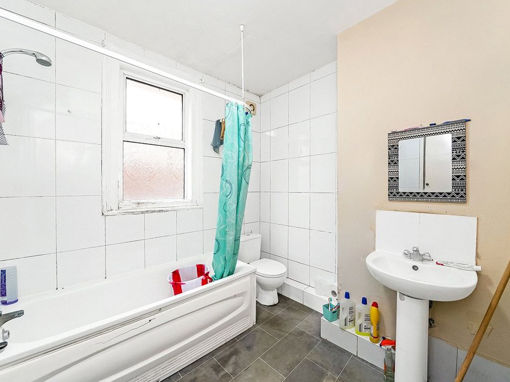 2 bed flat for sale in Lea Bridge Road, Leyton E10, £310,000