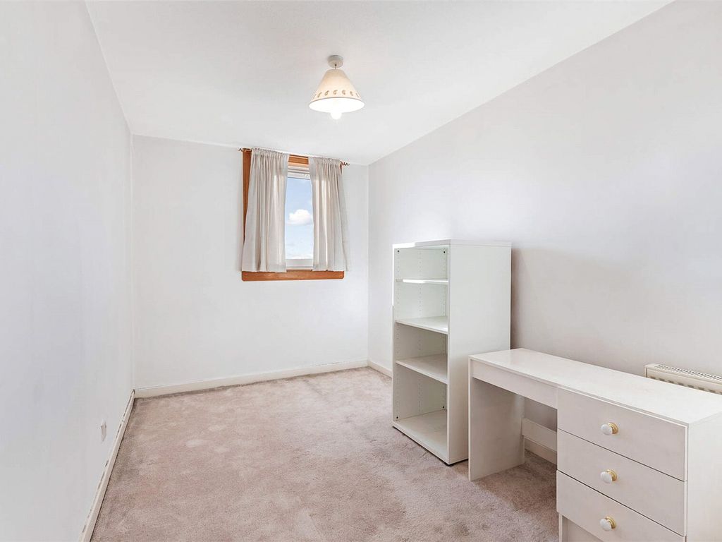 3 bed flat for sale in Braehead Road, Cumbernauld, Glasgow G67, £48,000
