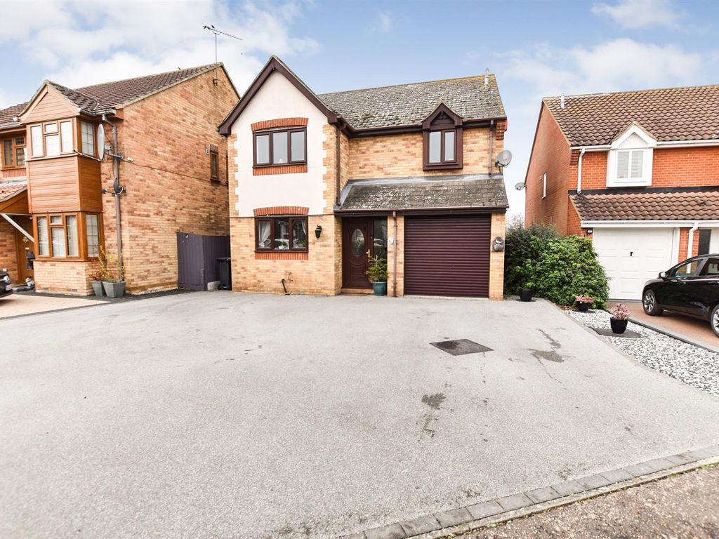 4 bed detached house for sale in Aldham Gardens, Rayleigh SS6, £600,000