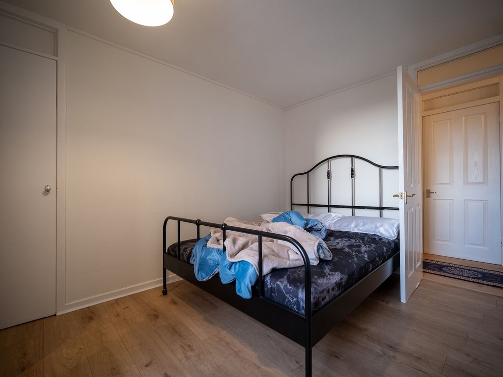 2 bed flat for sale in Restalrig Gardens, Edinburgh EH7, £113,000