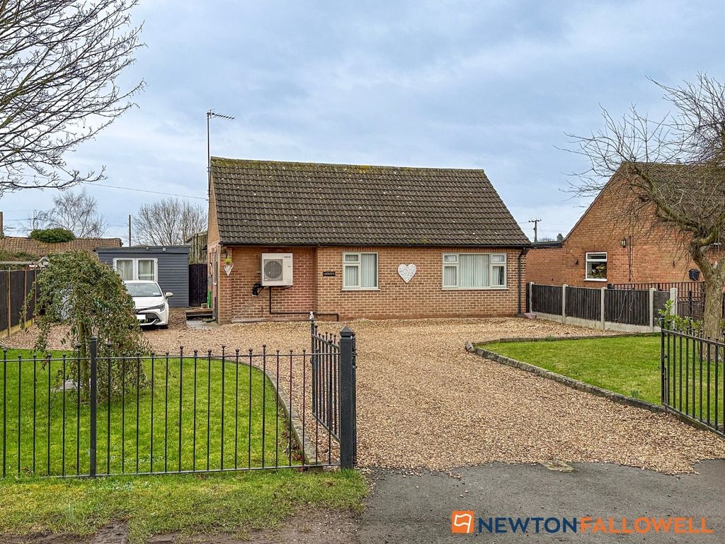 3 bed detached bungalow for sale in Chapel Lane, Bathley, Newark NG23, £325,000