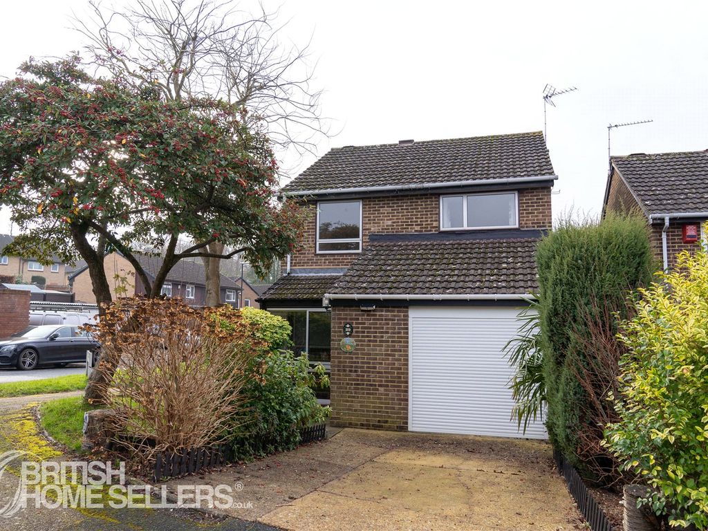 3 bed detached house for sale in Lytton Drive, Crawley, West Sussex RH10, £460,000