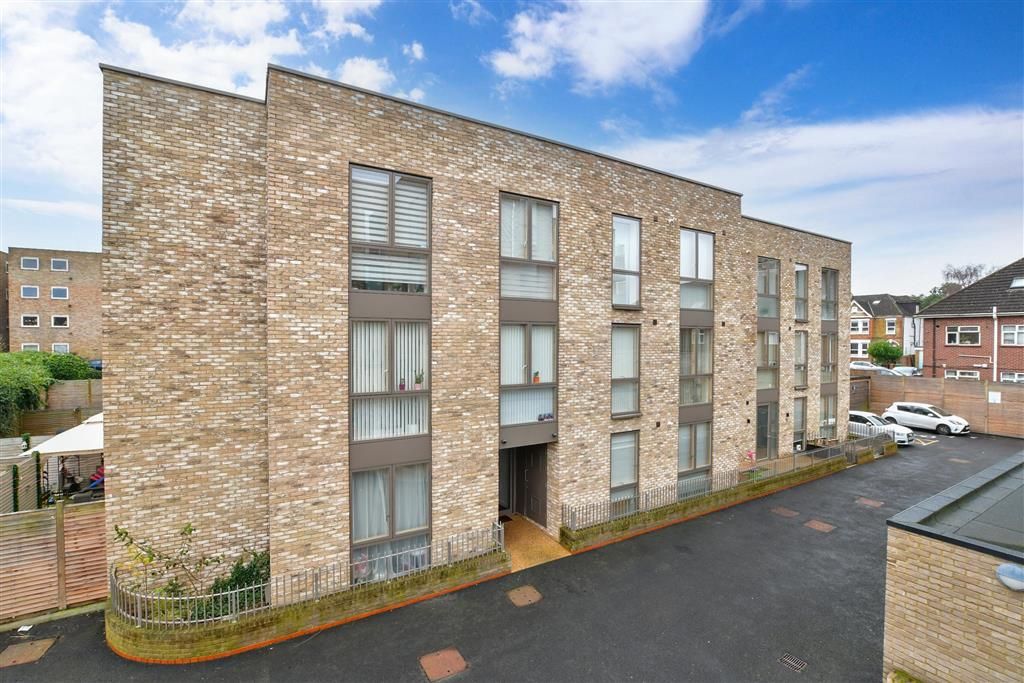 1 bed flat for sale in Stafford Road, Wallington, Surrey SM6, £192,000