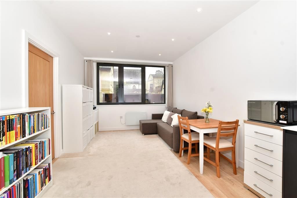 1 bed flat for sale in Station Road, Redhill, Surrey RH1, £152,500