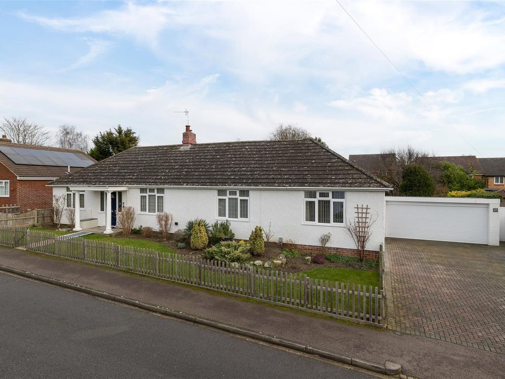 4 bed detached bungalow for sale in The Gardens, Stotfold SG5, £750,000