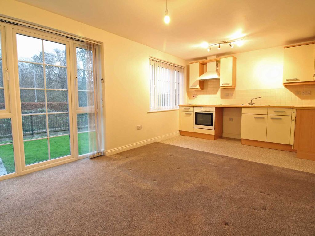 2 bed flat to rent in Harris Close, Frome BA11, £850 pcm