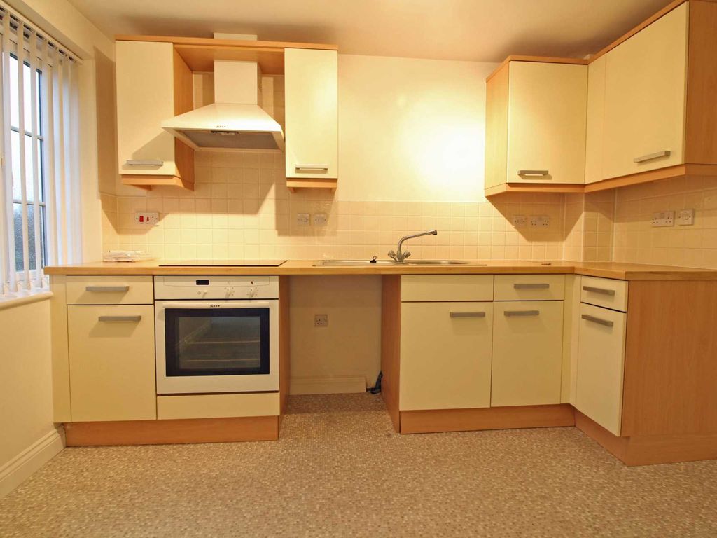2 bed flat to rent in Harris Close, Frome BA11, £850 pcm