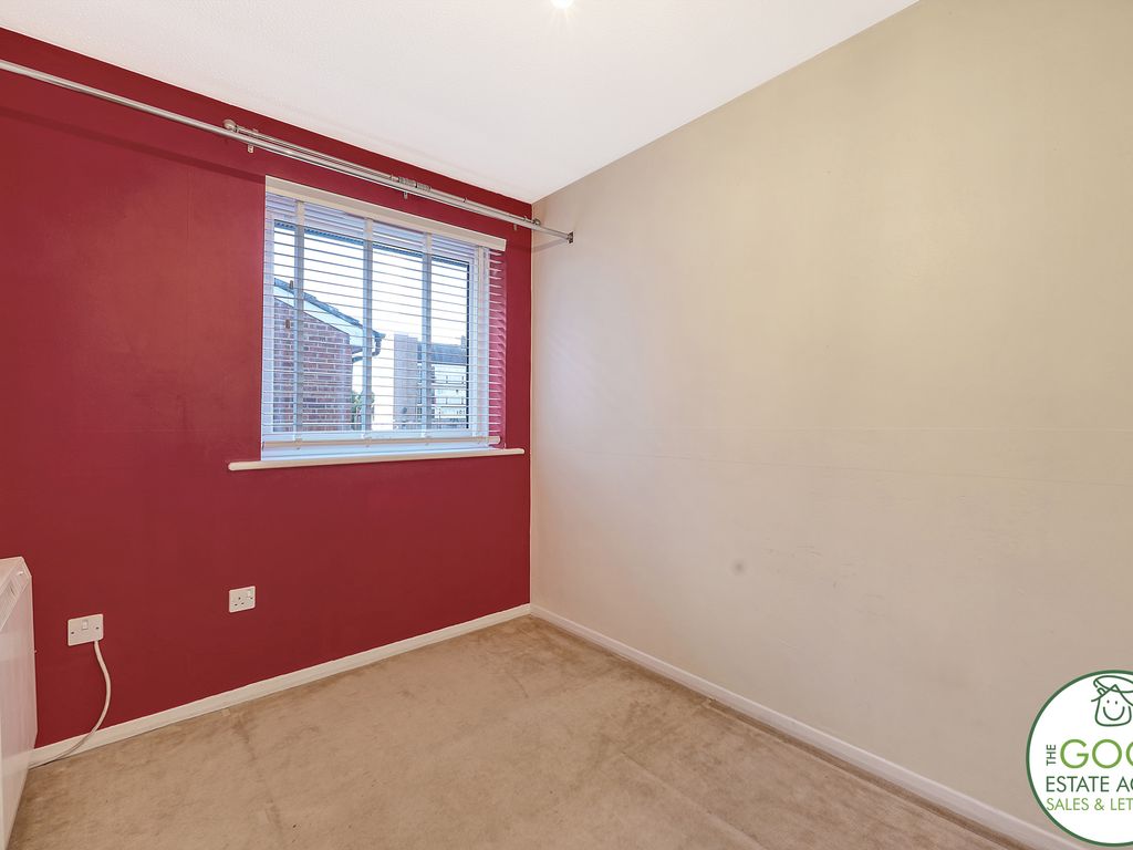 2 bed flat for sale in Swanshope, Loughton IG10, £300,000