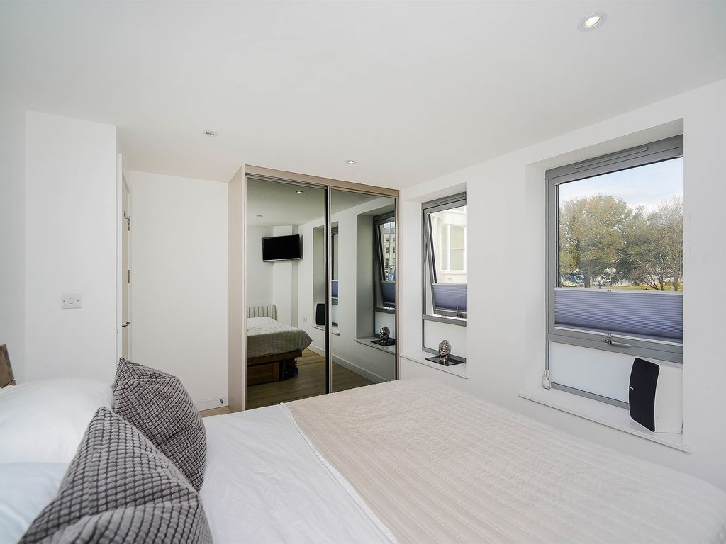 1 bed flat for sale in Old Steine, Brighton BN1, £300,000