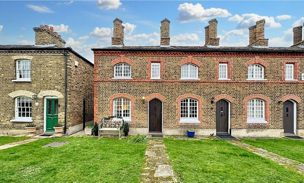 1 bed cottage for sale in Sandringham Gardens, Ilford IG6, £425,000