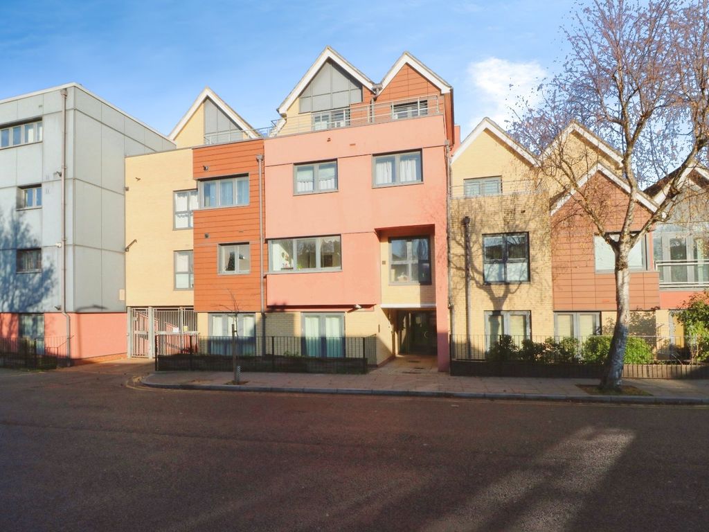 1 bed flat for sale in Bramley Crescent, Ilford IG2, £245,000