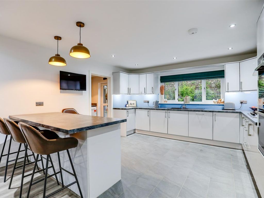 5 bed property for sale in Abergarw Meadow, Brynmenyn, Bridgend CF32, £600,000