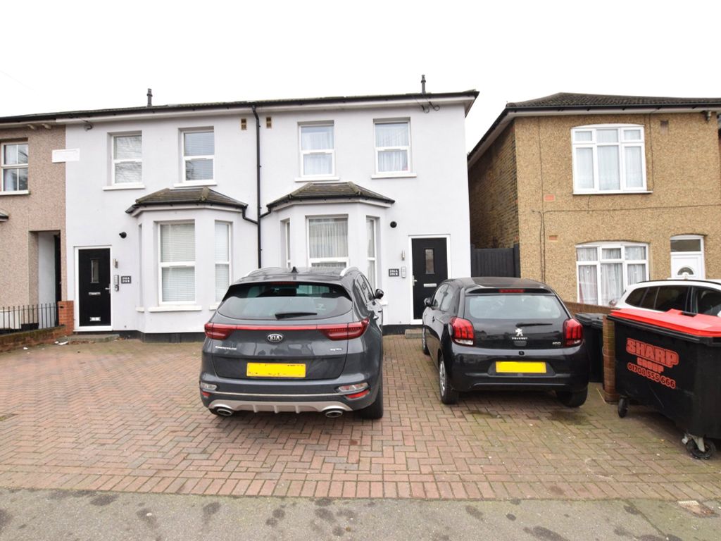 1 bed flat to rent in Victoria Road, Romford RM1, £1,500 pcm