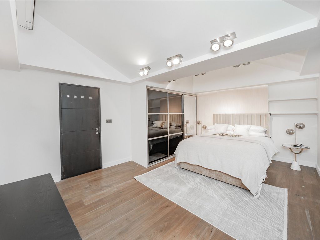 2 bed flat to rent in Baker Street, London NW1, £5,250 pcm