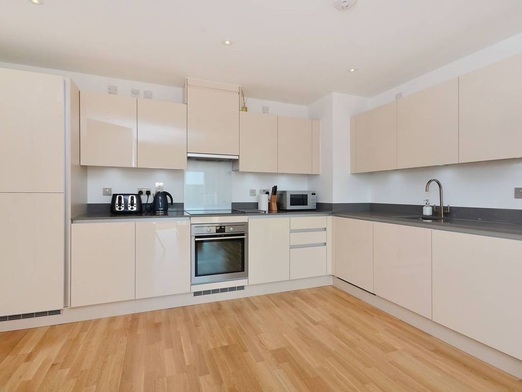 2 bed flat to rent in Streatham High Road, Streatham Common, London SW16, £2,350 pcm