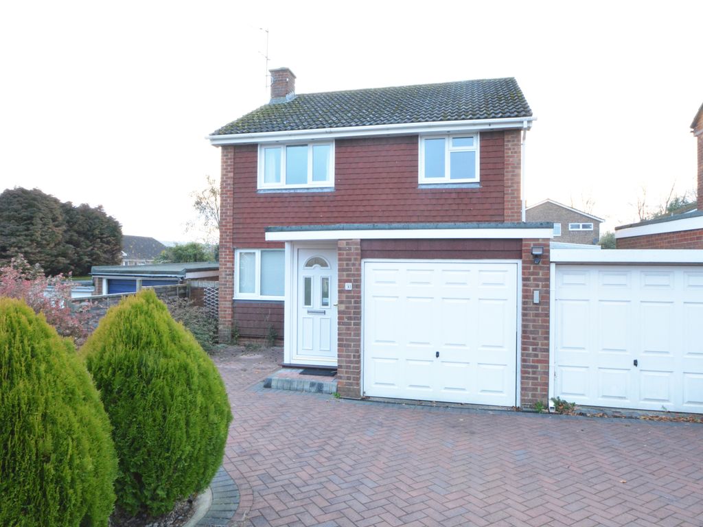 3 bed detached house to rent in Wentworth Gardens, Alton GU34, £1,500 pcm