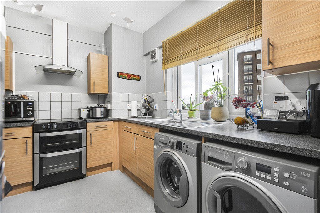 2 bed flat for sale in Holmewood Gardens, London SW2, £350,000