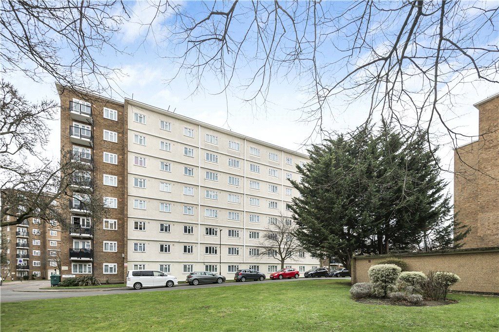 2 bed flat for sale in Holmewood Gardens, London SW2, £350,000