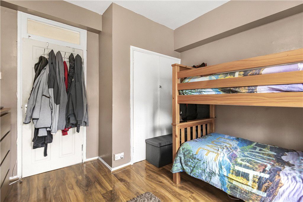 2 bed flat for sale in Holmewood Gardens, London SW2, £350,000