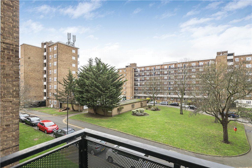 2 bed flat for sale in Holmewood Gardens, London SW2, £350,000