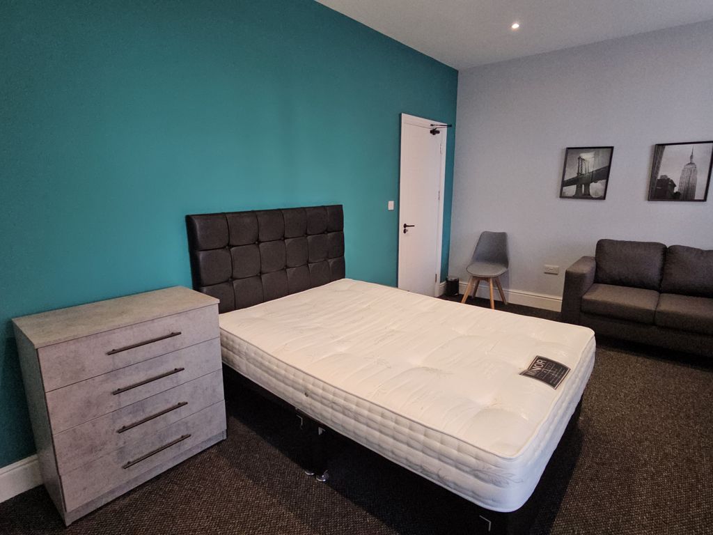 2 bed shared accommodation to rent in Park Bank, Salford M5, £780 pcm