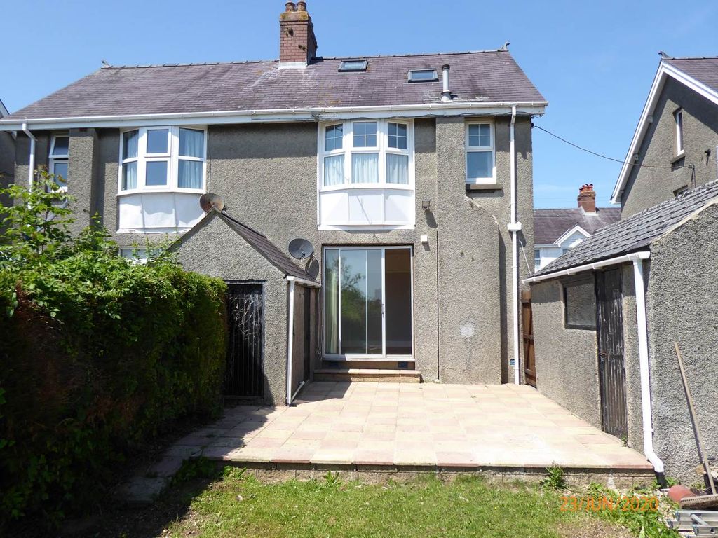 3 bed semi-detached house to rent in The Grove, Carmarthen SA31, £900 pcm