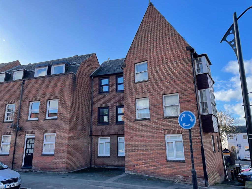 2 bed flat for sale in High Street, Newport Pagnell MK16, £200,000
