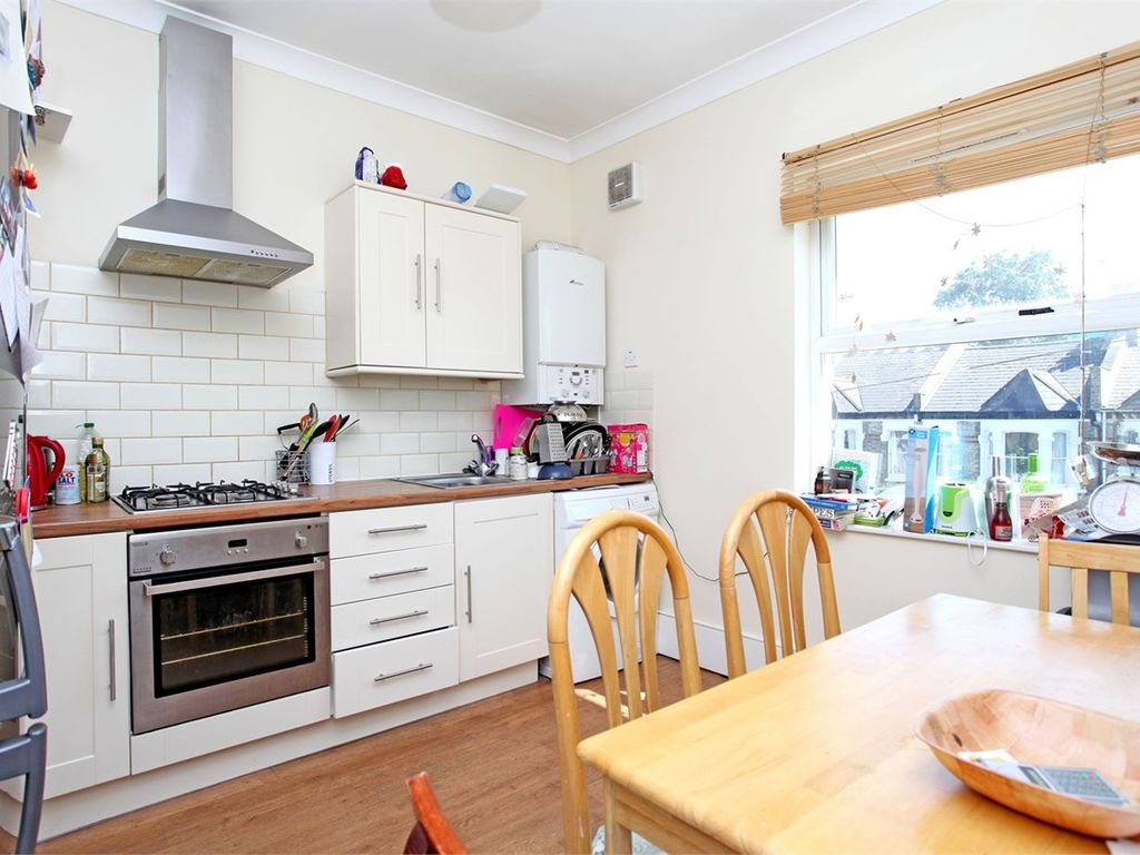 3 bed flat to rent in Oaklands Grove, The Groves, Shepherd