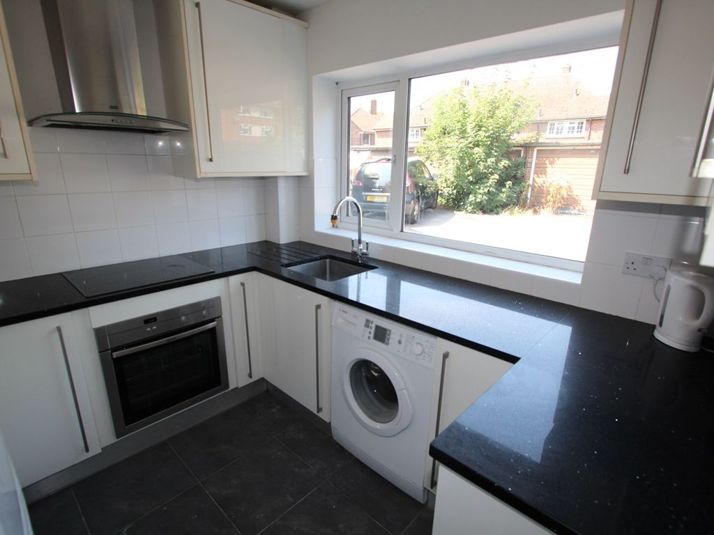 1 bed flat to rent in Percy Avenue, Ashford TW15, £1,000 pcm
