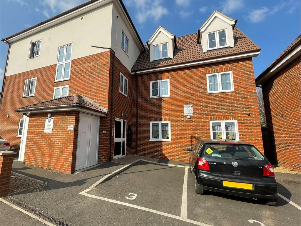 2 bed flat to rent in St Pauls Avenue, Slough SL2, £1,475 pcm