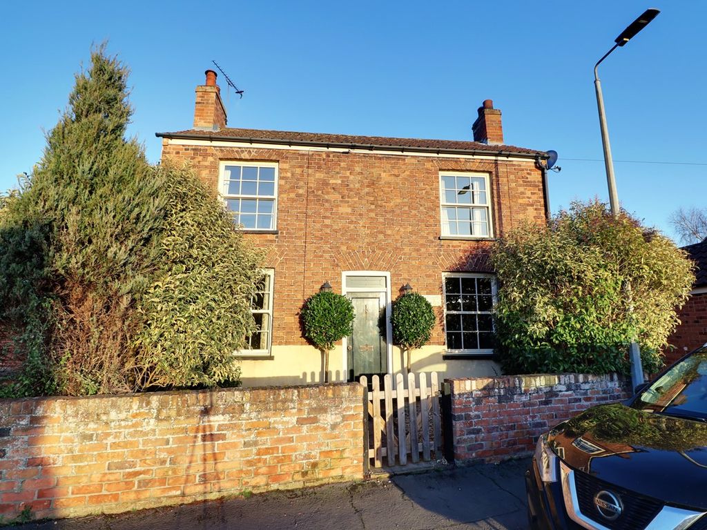 5 bed detached house for sale in Commonside, Westwoodside DN9, £420,000