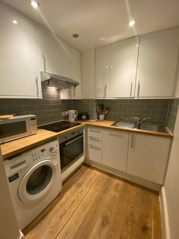 3 bed flat to rent in Lady Lawson Street, Tollcross, Edinburgh EH3, £2,360 pcm