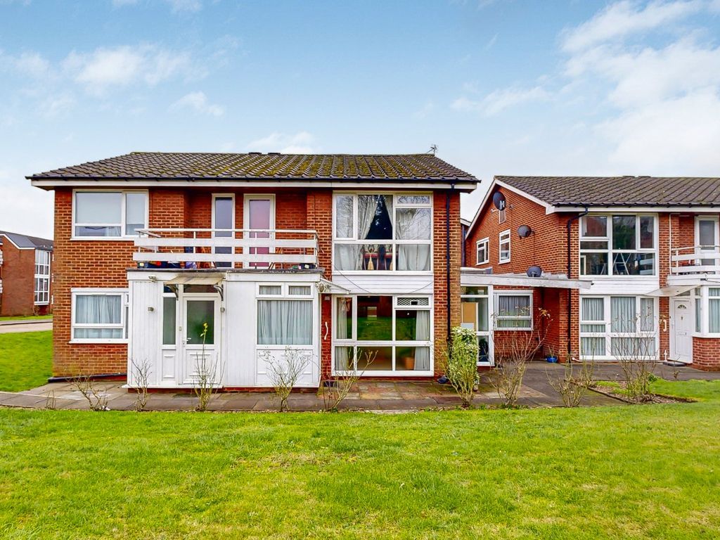 2 bed flat for sale in Hardwick Close, Stanmore HA7, £450,000