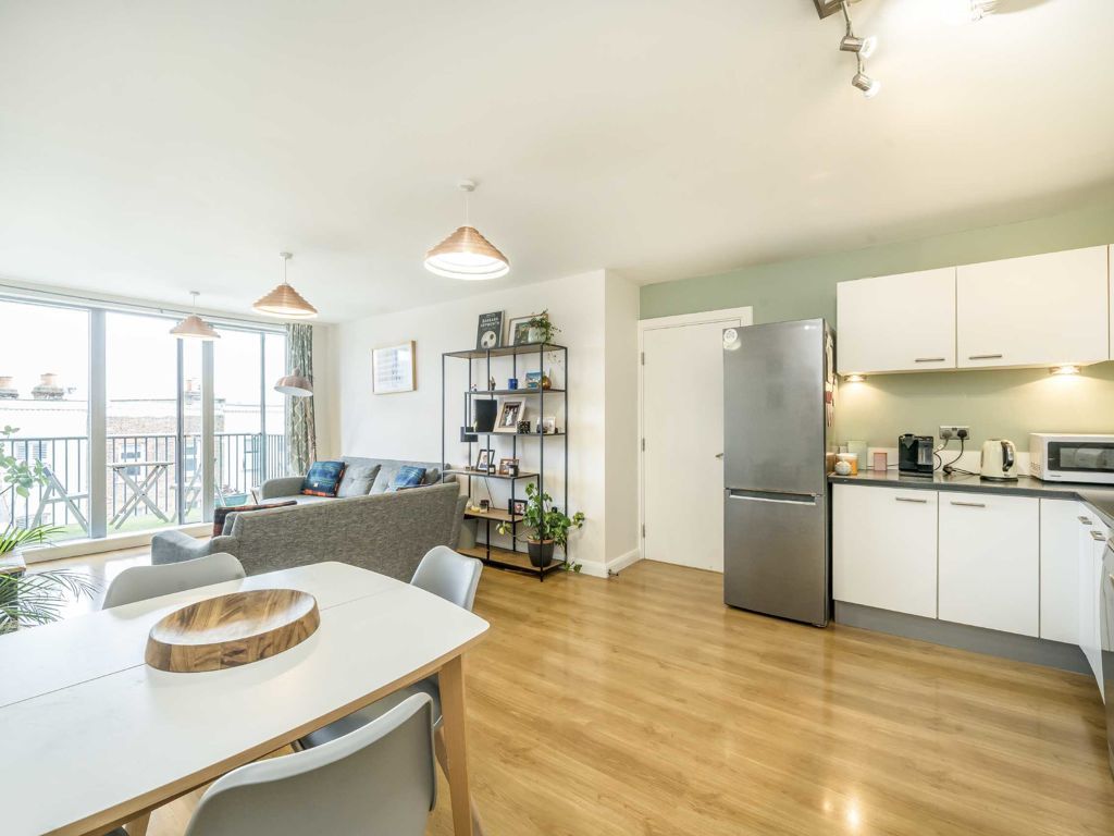 3 bed flat for sale in Fortune Green Road, London NW6, £695,000