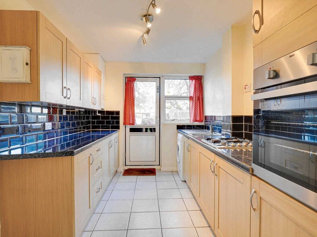 3 bed town house for sale in Langford Close, Emmer Green, Reading RG4, £399,950